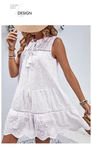 Detail des weißen Kleides mit Broderie Anglaise, floraler Stickerei und Quasten-Details