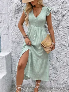 Robe d'été vert clair à col en V avec fente, boutons décoratifs et manches à volants