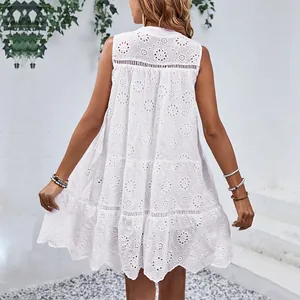 Ärmelloses weißes Minikleid in A-Linie mit Blumenstickerei für den Sommerurlaub am Strand