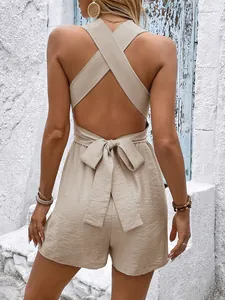 Combishort beige dos nu avec bretelles croisées et nœud papillon décoratif au dos