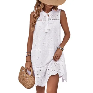 Weißes ärmelloses Lochstickerei-Kleid mit Quasten und gestuftem Rock für den Sommerurlaub