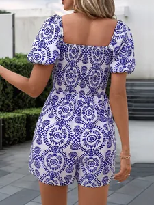 Detail van de gesmokte rug en pofmouwen op een blauw-witte zomerse korte jumpsuit