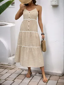 Abito lungo a righe beige con pizzo e bottoni, stile estivo casual per vacanze