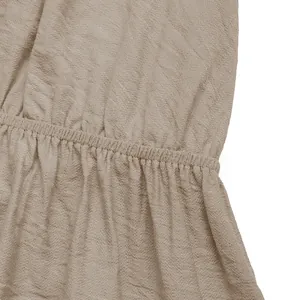 Détail de la taille élastique sur une combinaison d'été en coton et lin à texture fine