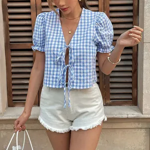 Top court à carreaux bleus et blancs avec manches bouffantes et short en jean blanc