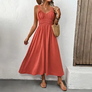 Robe longue rouge brique sans manches avec tissu texturé et taille froncée pour l'été