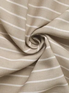 Dettaglio del tessuto a righe beige e bianco che mostra la trama e il misto cotone