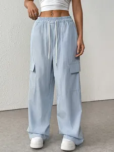 Détail du pantalon cargo à rayures verticales bleues et blanches avec poches latérales