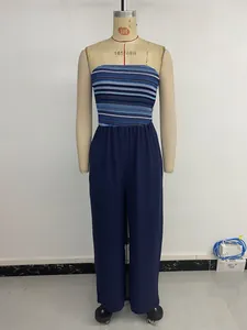 Detail van een gestreepte strapless jumpsuit met wijde pijpen op een paspop model