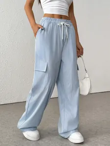 Détail du pantalon à rayures verticales bleues et blanches avec taille élastique et poches cargo