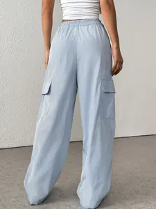 Vue arrière du pantalon cargo rayé bleu et blanc pour femme avec grandes poches