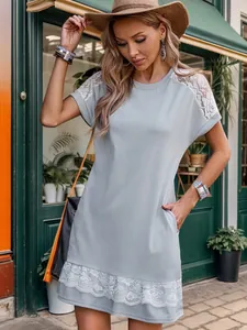 Robe d'été bleu clair à manches courtes avec dentelle florale et poches latérales