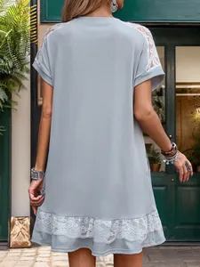 Robe t-shirt gris clair à manches courtes avec dentelle blanche et coupe droite ample