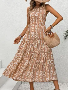 Détail de la robe longue sans manches avec imprimé géométrique et jupon à volants