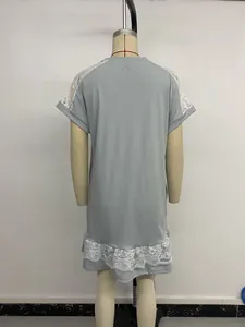 Vue arrière d'une robe t-shirt bleu clair avec de l'élégante dentelle blanche