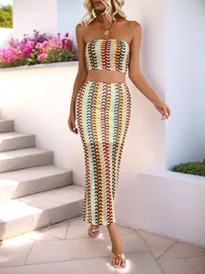 Détail de l'ensemble tricoté à rayures zigzag avec haut bandeau et jupe longue ajustée