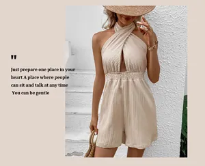 Detail van de elegante cross-halshalslijn en geplooide stof op deze zomerromper