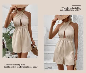 Detailopname van de beige geplooide romper met halterhalslijn en uitsparingen
