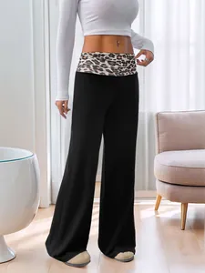 Détail d'un pantalon large avec ceinture à imprimé léopard et tissu noir drapé