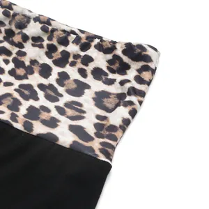 Détail de la taille à imprimé léopard sur le pantalon évasé à taille basse