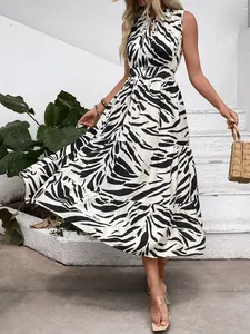 Detail of V-neck sleeveless maxi dress with zebra print and elastic high waist