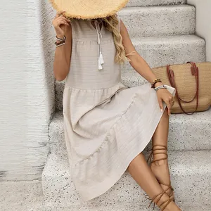 Abito estivo beige senza maniche con scollo a V, nappe e gonna a balze per le vacanze