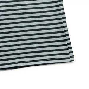 Gros plan détaillé du tissu tricoté à rayures gris et noir avec couture d'ourlet double