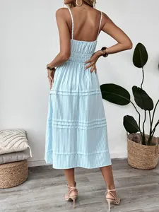 Robe longue d'été à rayures bleues et blanches avec fines bretelles et jupe à volants