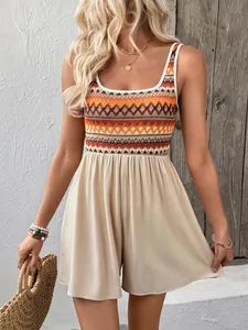 Dettaglio della stampa geometrica boho e degli shorts a pieghe crema in questa tutina