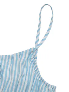 Détail d'une robe d'été à rayures bleues et blanches avec bretelles fines et plis froncés