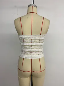 Vue arrière du haut bandeau en dentelle blanche avec motifs floraux et bords festonnés
