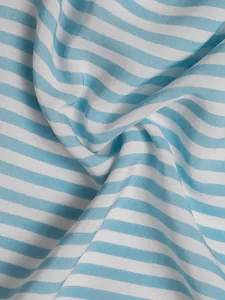 Gros plan détaillé d'un tissu en maille rayé bleu et blanc avec texture respirante