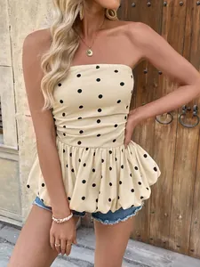 Dettaglio del top beige a pois con corpetto arricciato e fondo a palloncino