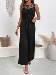 Elegante tuta nera senza maniche in pizzo con vita alta e applicazioni floreali 3D