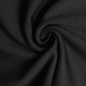 Dettaglio ravvicinato di tessuto nero con trama fine e drappeggio morbido ed elegante