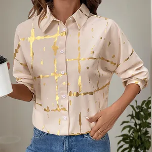 Camicia ampia da donna color crema con stampa metallizzata dorata e colletto classico