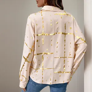 Camicia rosa pallido a maniche lunghe con stampa oro e colletto a rever, vista posteriore