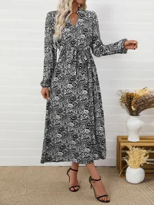 Robe élégante à col en V et manches longues avec imprimé paisley et cordon de serrage