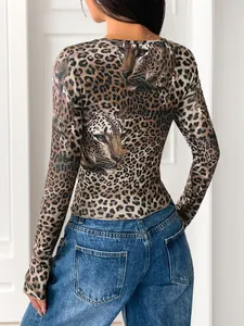 Maglia aderente a maniche lunghe con stampa leopardata e grafica vintage sul retro