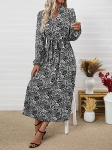 Détail d'une robe maxi bohème à manches longues avec imprimé paisley et col en V