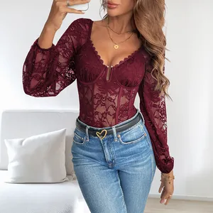 Elegante wijnrode bloemenkant bodysuit met hartvormige halslijn en lange gepofte mouwen
