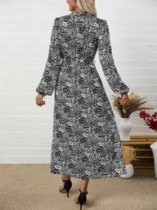 Robe longue élégante à manches longues avec imprimé cachemire noir et blanc, vue de dos
