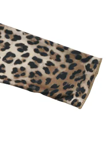 Dettaglio dei polsini con stampa leopardata che mostra le cuciture e il tessuto a maglia
