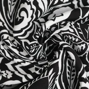 Détail de l'imprimé floral cachemire noir et blanc élégant sur un tissu tissé