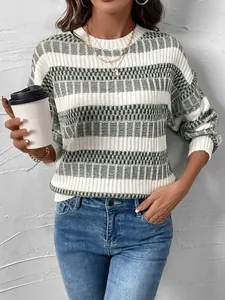Detailaufnahme des grün-weiß gestreiften Strickpullovers mit Rundhalsausschnitt