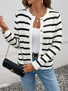 Gilet en maille rayée noir et blanc classique pour femme avec boutons dorés