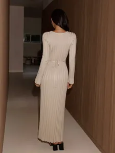 Robe longue élégante en maille beige à manches longues avec lien de serrage au dos