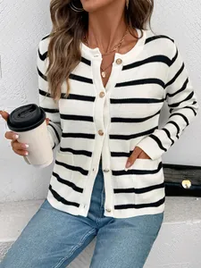 Gilet en maille rayé noir et blanc classique avec boutons dorés et poches frontales