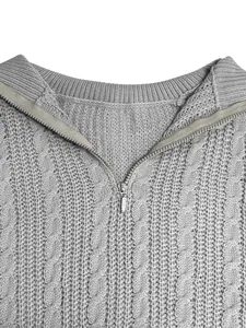 Dettaglio del maglione grigio a trecce con mezza zip argentata e colletto a costine