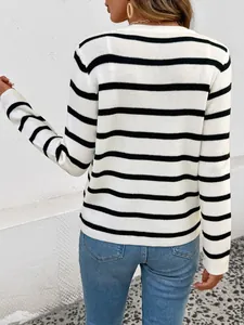 Gilet en maille à rayures noires et blanches avec manches longues vu de dos et de profil